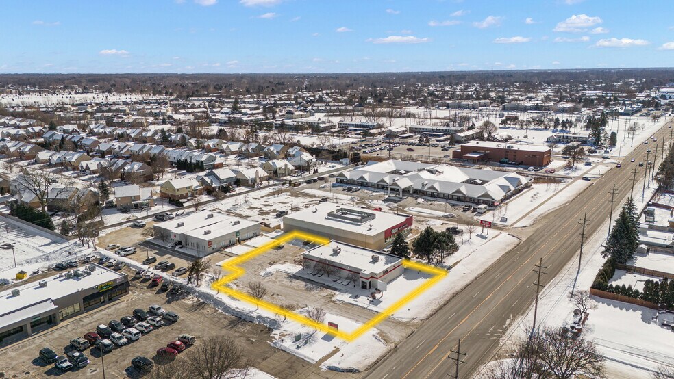 40696 Garfield Rd, Clinton Township, MI à louer - Photo du bâtiment - Image 2 de 12