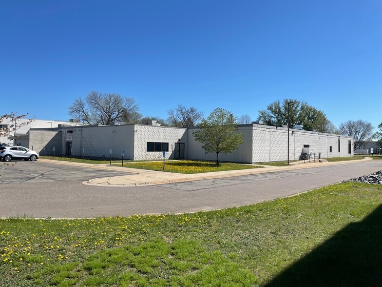 11 Mcleland Rd, Saint Cloud, MN à louer - Photo du bâtiment - Image 1 de 17