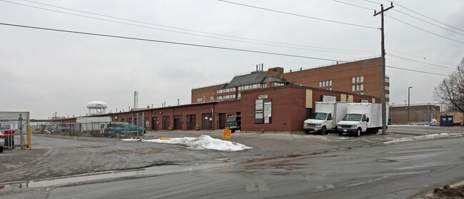 Plus de détails pour 126 Sinnott Rd, Toronto, ON - Industriel à louer
