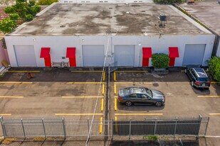 4-Bay Warehouse Redev or Value Add Potential - Entrepôt