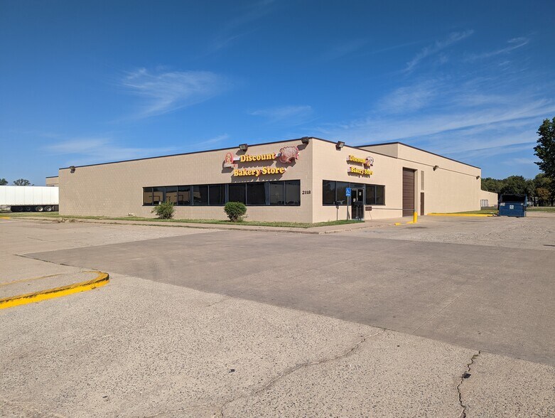 2118 W Harry St, Wichita, KS à louer - Photo du bâtiment - Image 3 de 4