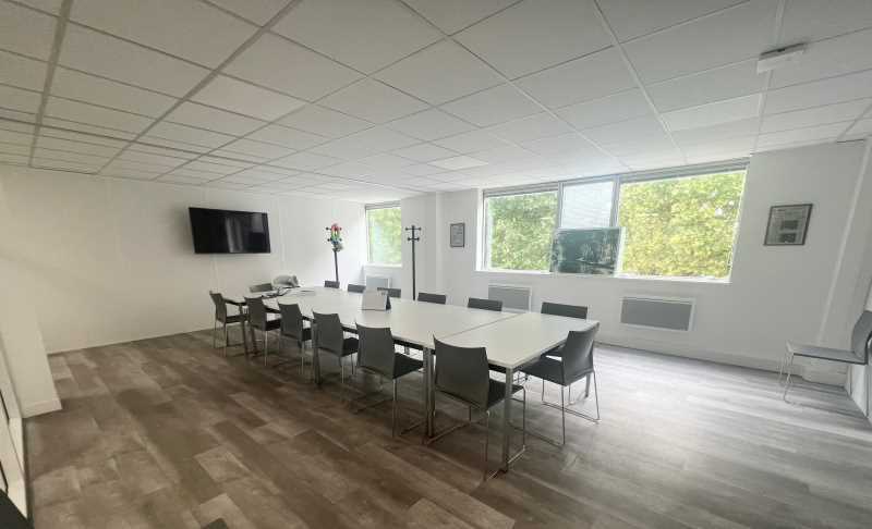 Office in Créteil for lease - Interior Photo - Image 2 of 5