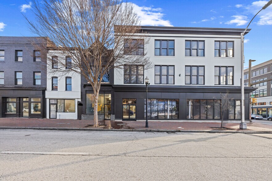 The Shoppes at Broadway portefeuille de 4 propriétés à vendre sur LoopNet.ca - Photo du bâtiment - Image 3 de 21