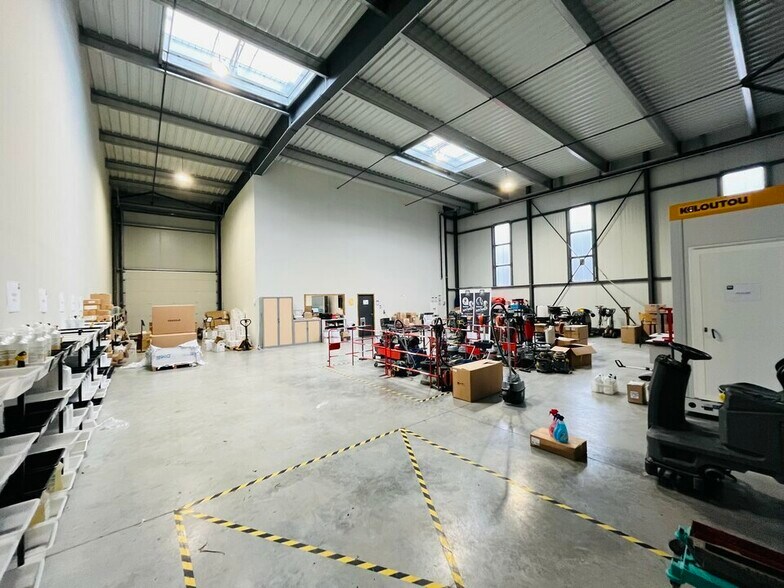 Flex in Montivilliers for lease - Interior Photo - Image 1 of 7