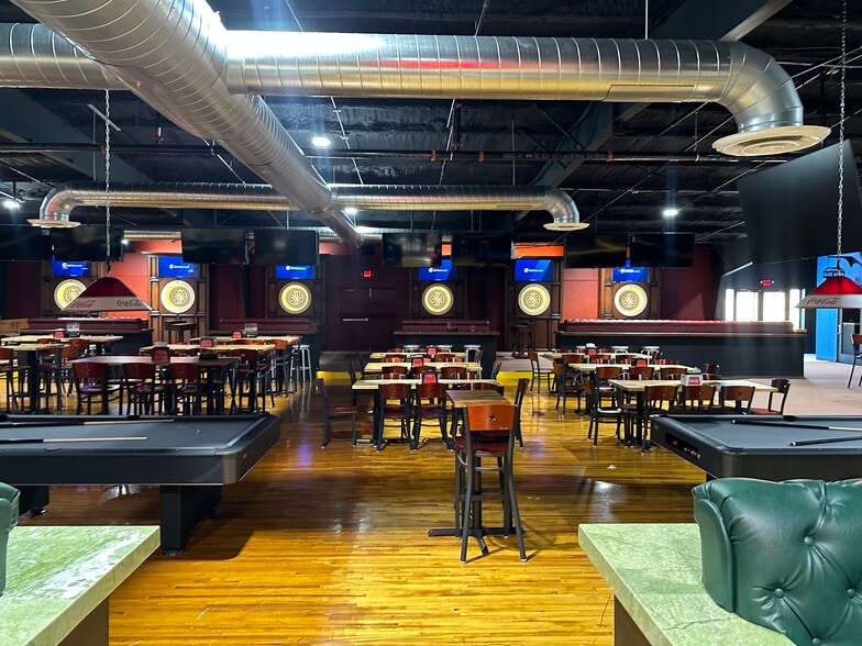 Skate Town Entertainment Venue portefeuille de 2 propriétés à vendre sur LoopNet.ca - Photo du bâtiment - Image 1 de 16