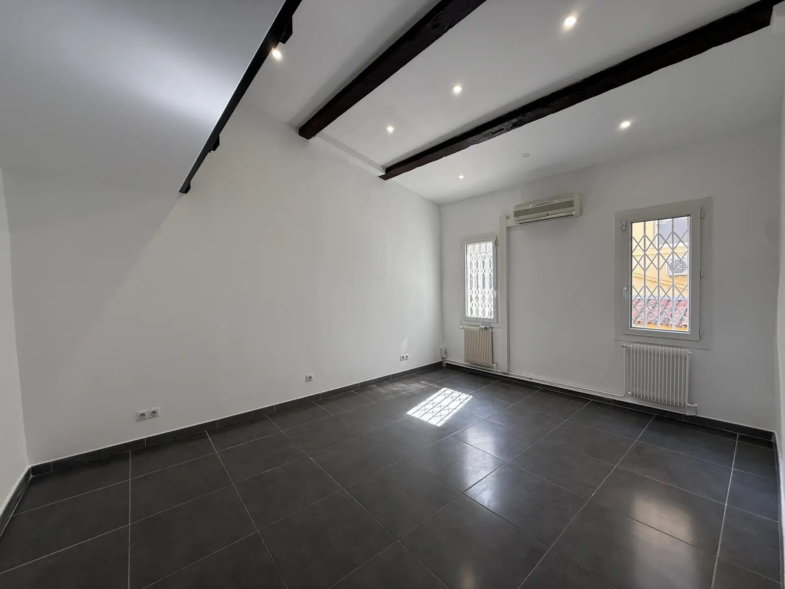 Office in Marseille for sale Building Photo- Image 1 of 8