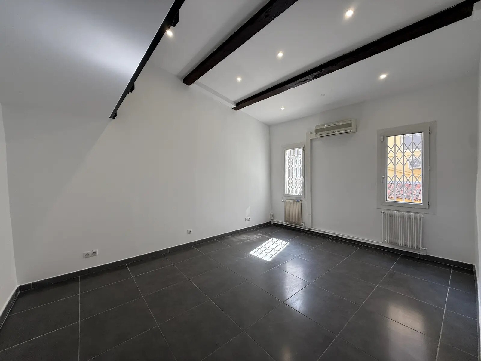 Office in Marseille for sale Interior Photo- Image 1 of 8