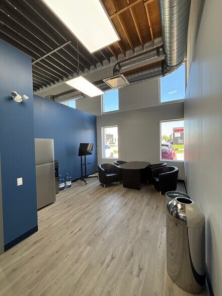 1301-1313 Hastings Cres SE, Calgary, AB à louer - Photo du bâtiment - Image 3 de 8