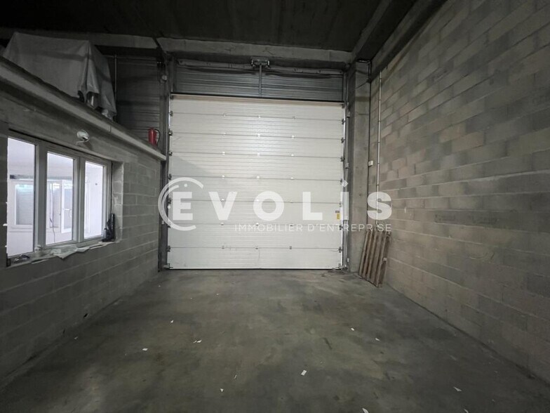 Flex in Boissy-Saint-Léger for lease - Interior Photo - Image 2 of 9