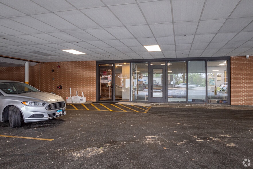386 N York Rd, Elmhurst, IL for lease - Building Photo - Image 3 of 6