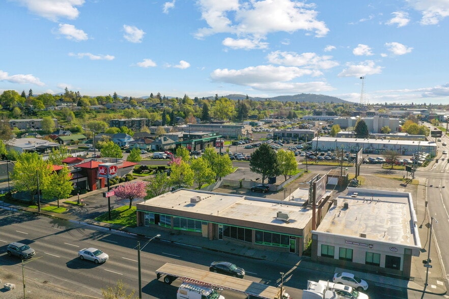 Division & Ruby Retail Assemblage portfolio of 1 properties for sale on LoopNet.ca - Aerial - Image 2 of 40