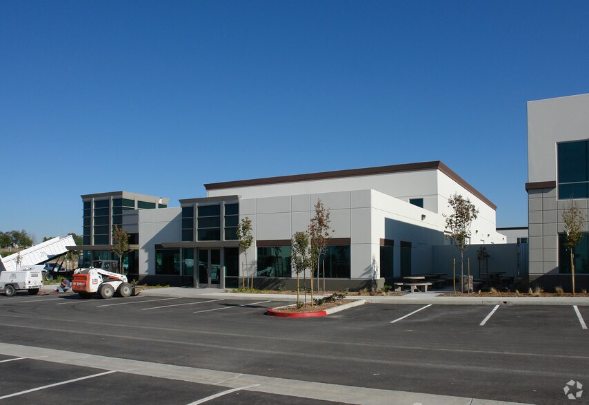 6128-6130 Innovation Way, Carlsbad, CA à louer - Photo du bâtiment - Image 3 de 9