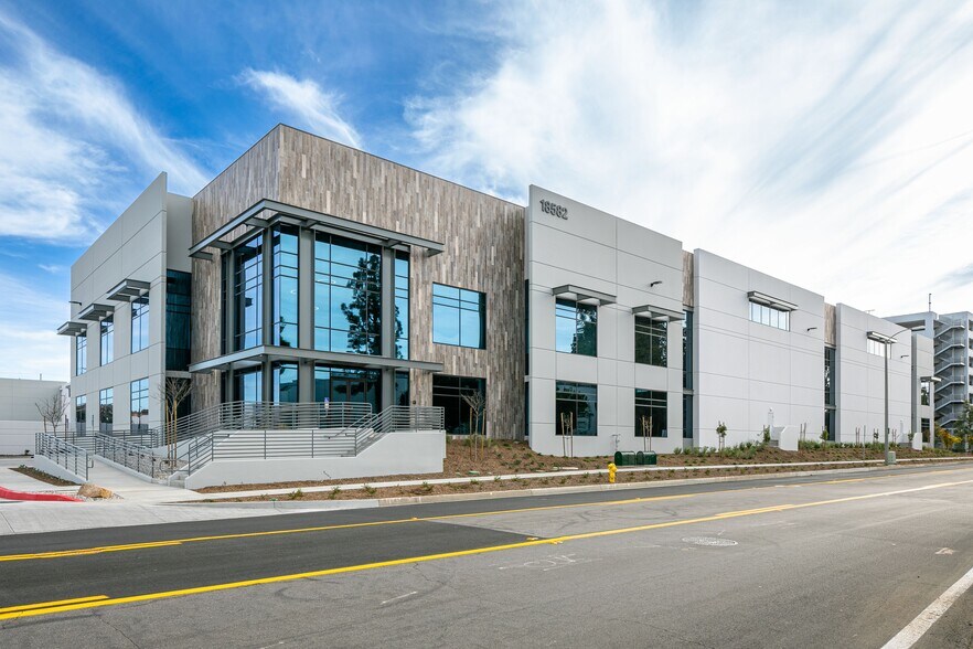 18582 Teller Ave, Irvine, CA à louer - Photo du bâtiment - Image 2 de 13