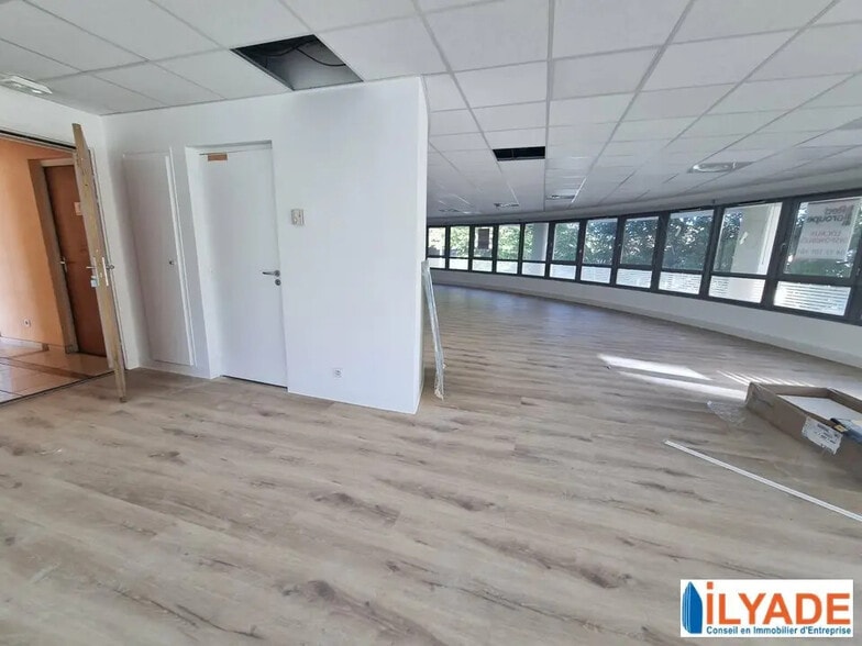 Office in Aix-en-Provence for lease - Interior Photo - Image 2 of 9