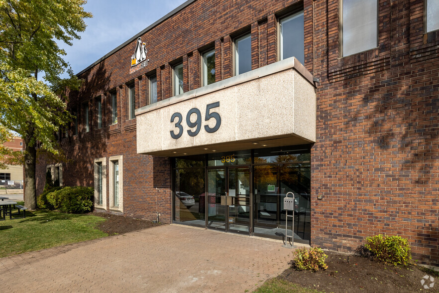 395 Av Sainte-Croix, Montréal, QC for lease - Building Photo - Image 1 of 9