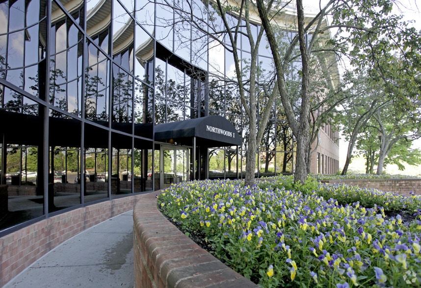 7965 N High St, Columbus, OH for lease - Building Photo - Image 3 of 18