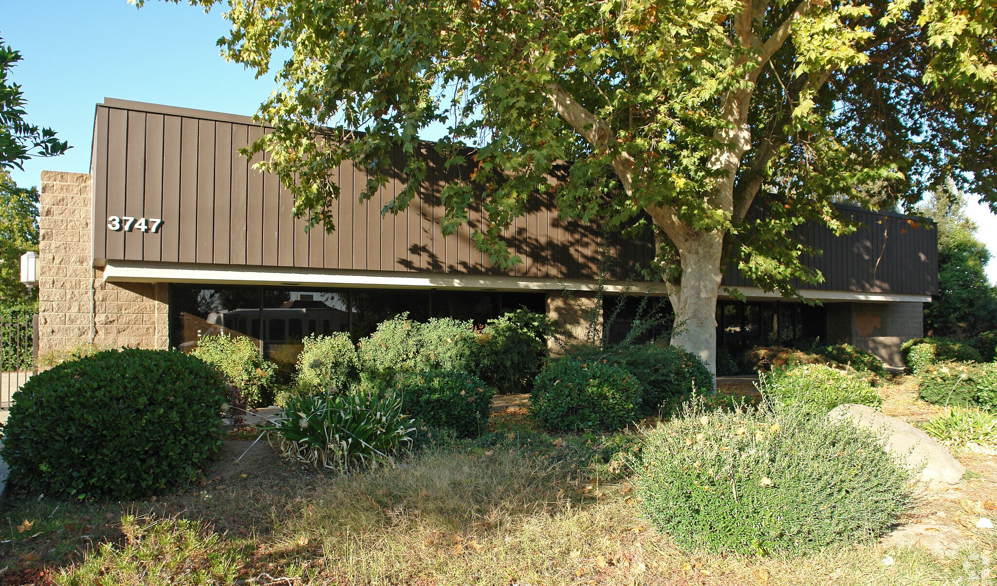 3747 E Shields Ave, Fresno, CA for lease Primary Photo- Image 1 of 17