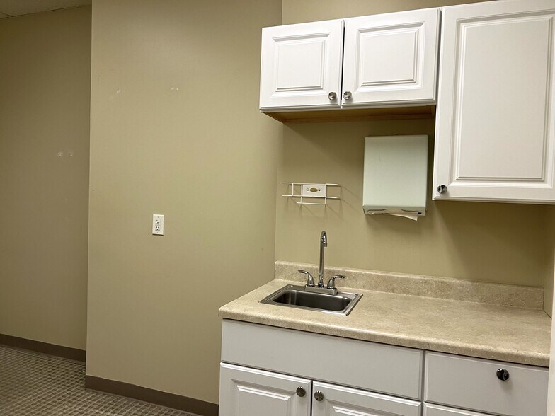 102 Wolcott Rd, Wolcott, CT à louer - Photo du bâtiment - Image 2 de 11