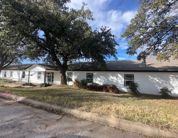 1405 W Storey St, San Saba, TX à vendre - Photo principale - Image 1 de 34