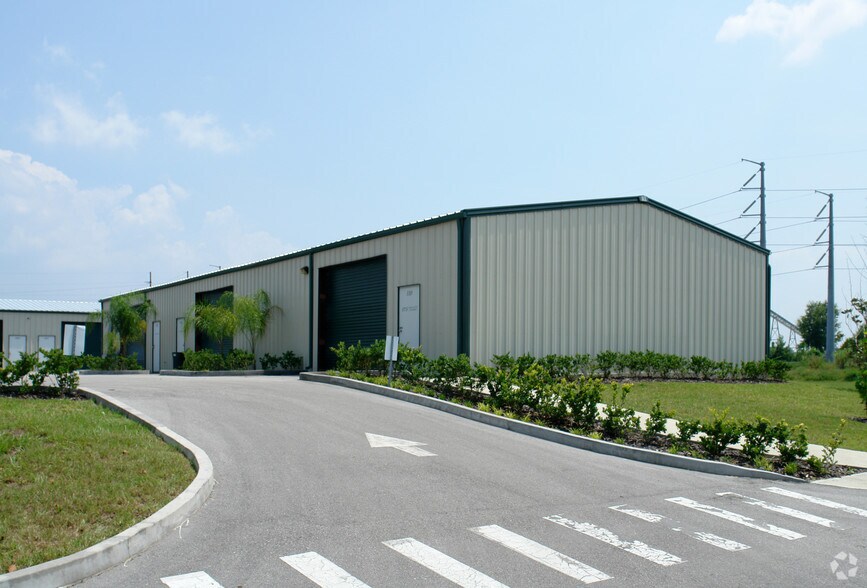 403 Integrated Ct, DeBary, FL à louer - Photo du bâtiment - Image 3 de 11