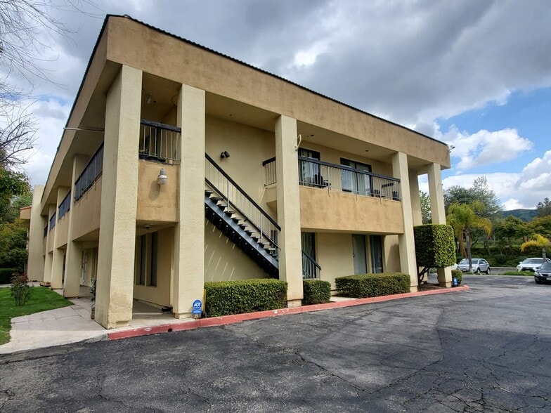 1074 Park View Dr, Covina, CA for lease - Building Photo - Image 1 of 7