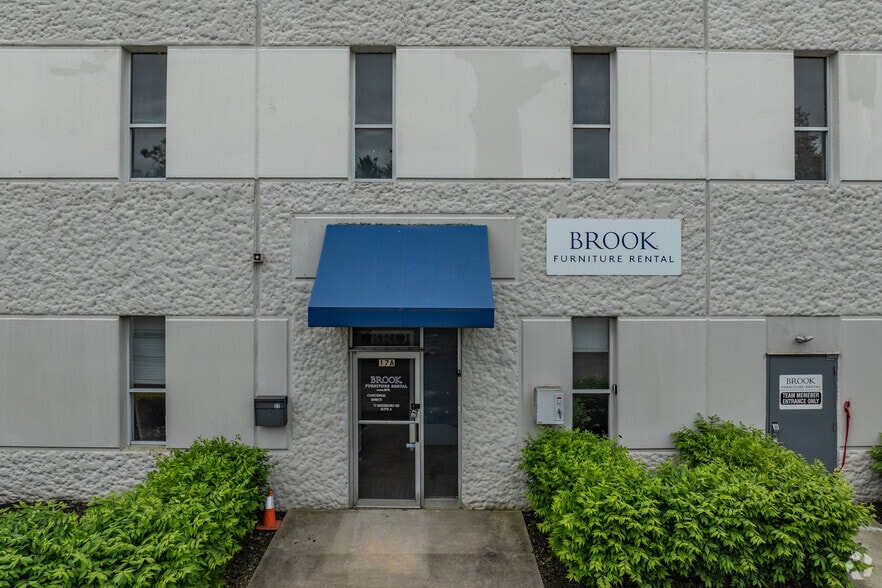 17 Edgeboro Rd, East Brunswick, NJ for lease - Building Photo - Image 2 of 5