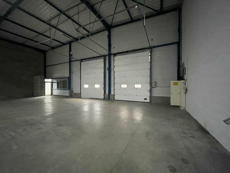 Flex in Dagneux for lease - Interior Photo - Image 3 of 23