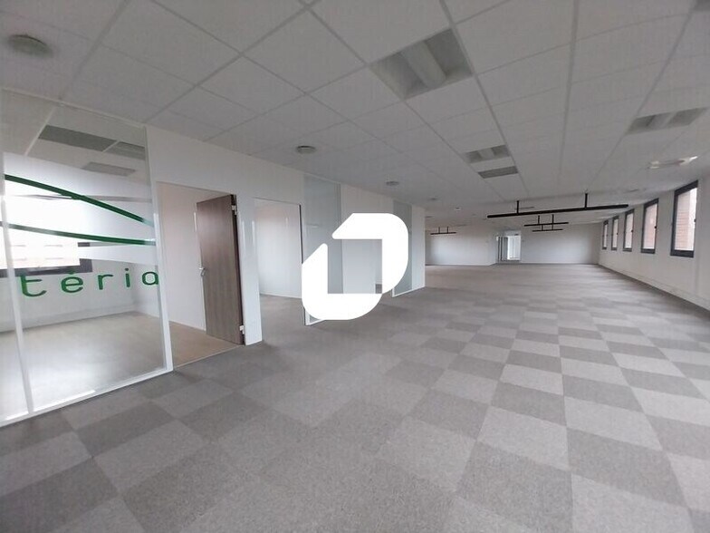 Office in Montigny-le-Bretonneux for lease - Interior Photo - Image 1 of 4