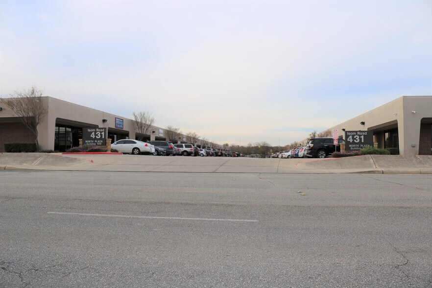 431 Isom Rd, San Antonio, TX à louer - Photo du bâtiment - Image 3 de 35