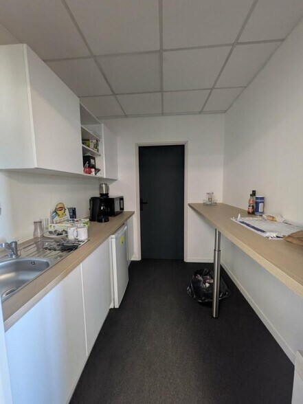 Office in Le Petit-Quevilly for lease - Interior Photo - Image 2 of 5