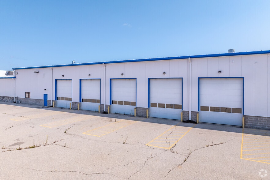 800 E Green Bay Ave, Saukville, WI for lease - Building Photo - Image 3 of 5