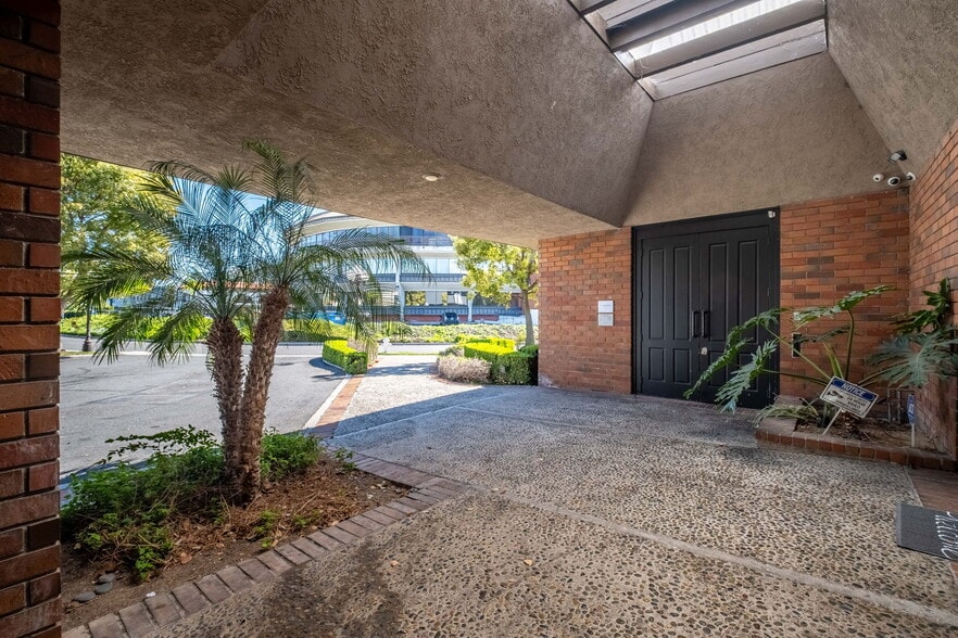 550 N Golden Circle Dr, Santa Ana, CA for lease - Building Photo - Image 3 of 116