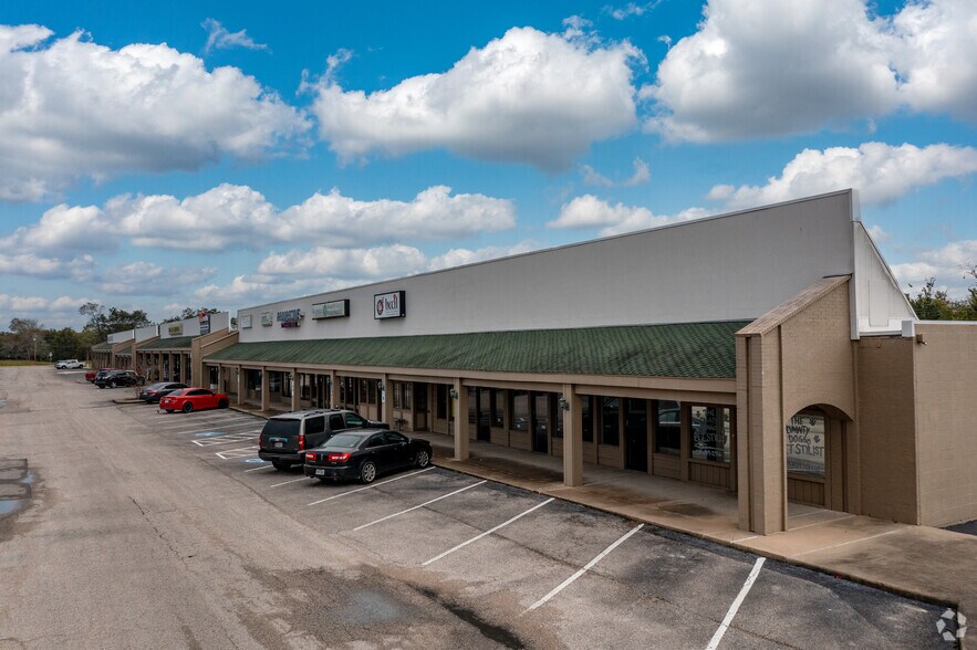 1100-1116 E Mulberry St, Angleton, TX à louer - Photo du bâtiment - Image 3 de 6