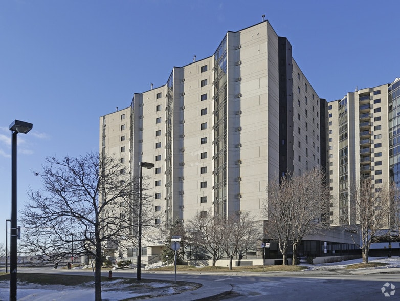 45-51 Pl Charles-Le Moyne, Longueuil, QC à vendre - Photo du bâtiment - Image 3 de 3