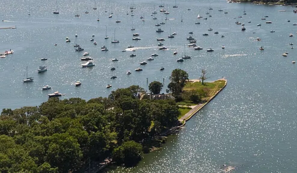 1350 Greacen Point Rd, Mamaroneck, NY à vendre Photo principale- Image 1 de 8