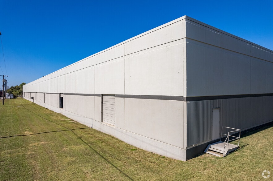 9804-9850 Chartwell Dr, Dallas, TX for lease - Building Photo - Image 3 of 8