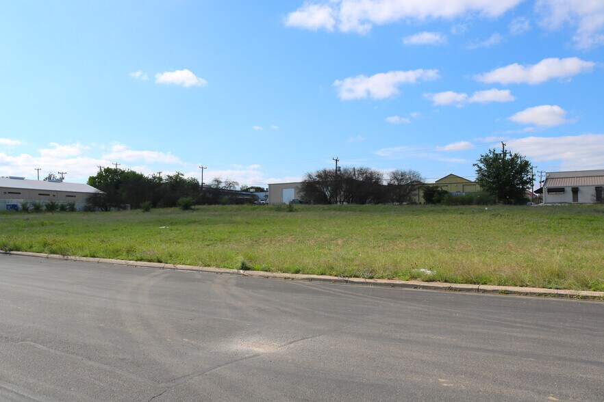 5835 Rocky Pt, San Antonio, TX à louer - Photo du bâtiment - Image 1 de 5