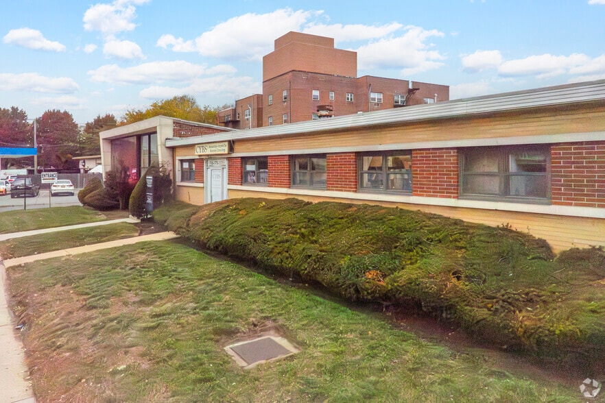 294 W Merrick Rd, Freeport, NY for lease - Building Photo - Image 2 of 5