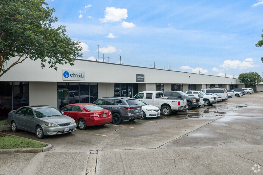 17449-17497 Village Green Dr, Houston, TX à louer - Photo du bâtiment - Image 1 de 23