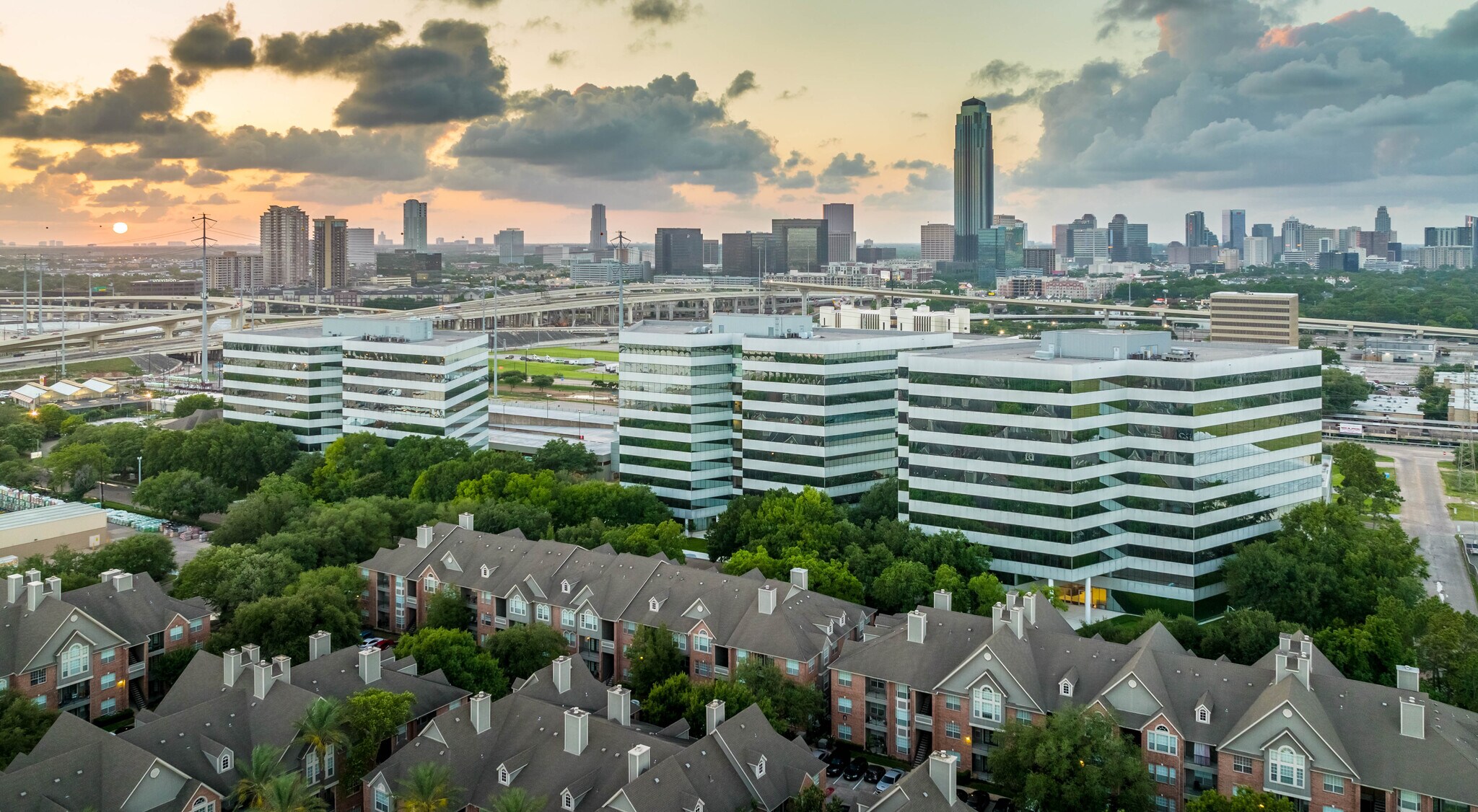 4828-4888 Loop Central Dr, Houston, TX à louer Photo du bâtiment- Image 1 de 39