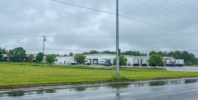Plus de détails pour 1906 N Peach Ave, Marshfield, WI - Industriel à louer