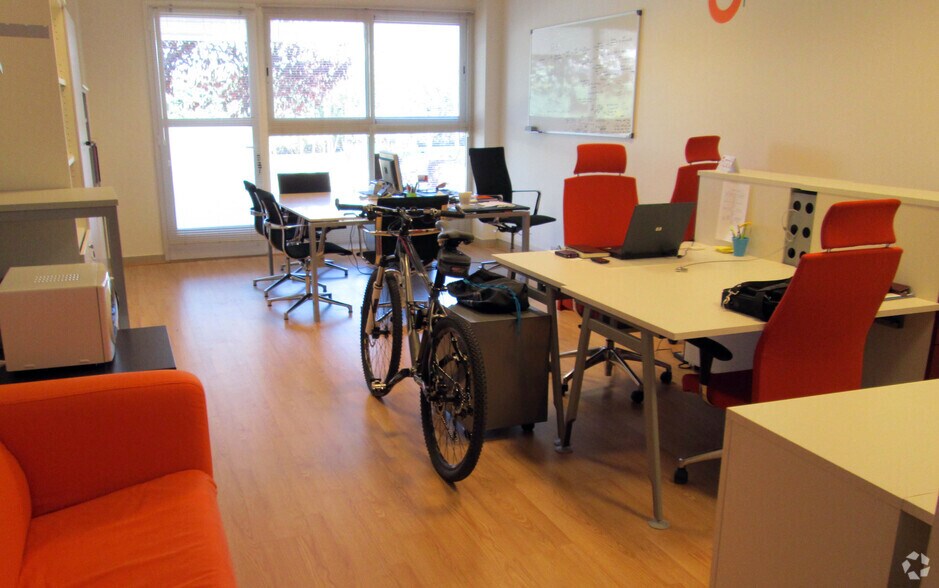 Avenida Vía Láctea, 4, San Fernando de Henares, Madrid à louer - Photo du bâtiment - Image 3 de 7