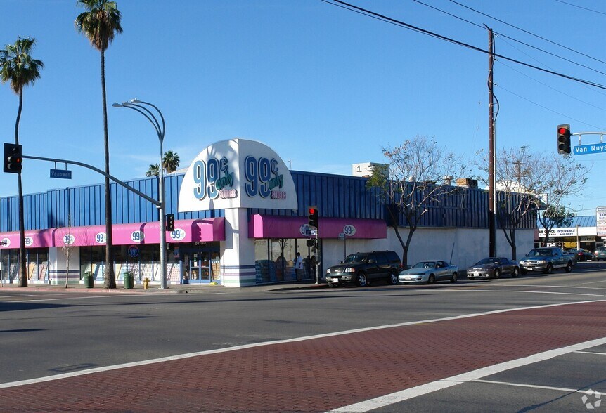 6755 Van Nuys Blvd, Van Nuys, CA à louer - Photo du bâtiment - Image 1 de 4