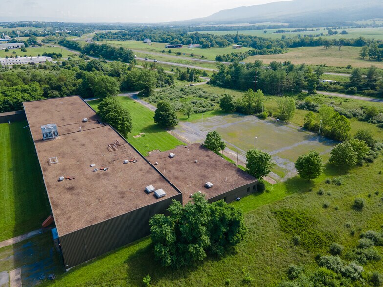 377 Industrial Park Rd, Mount Jackson, VA à louer - Photo du bâtiment - Image 2 de 15