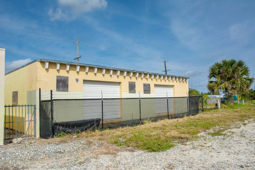 1107 1st Ave S, Lake Worth, FL à louer - Photo du bâtiment - Image 3 de 11