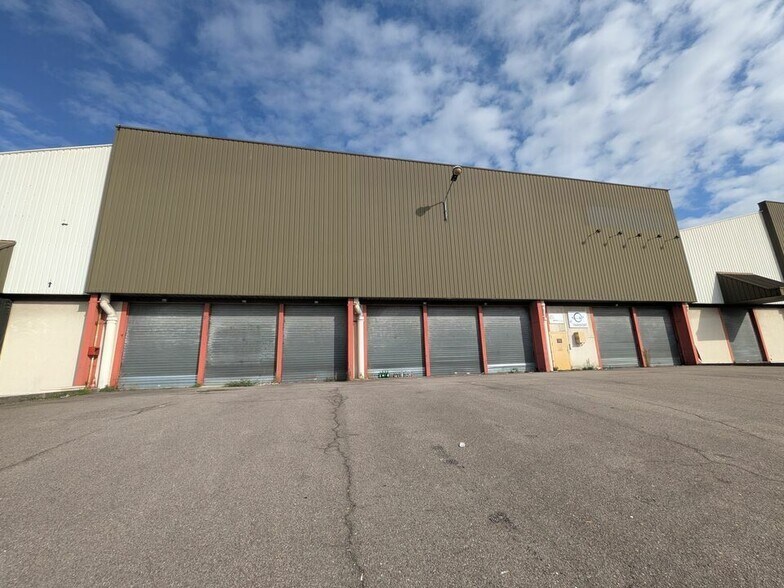 Industriel dans Saint-Étienne-du-Rouvray à louer - Photo du bâtiment - Image 1 de 3