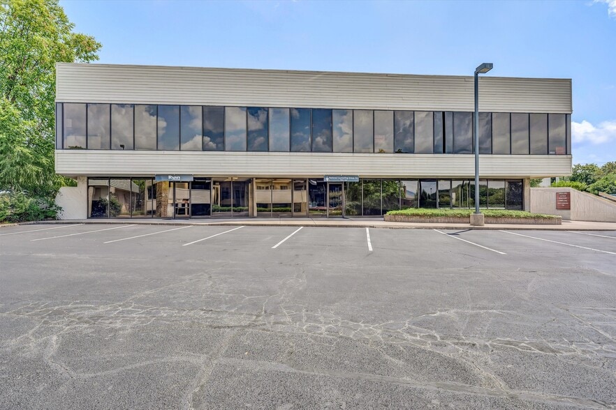 3922 Electric Rd, Roanoke, VA for lease - Building Photo - Image 1 of 19