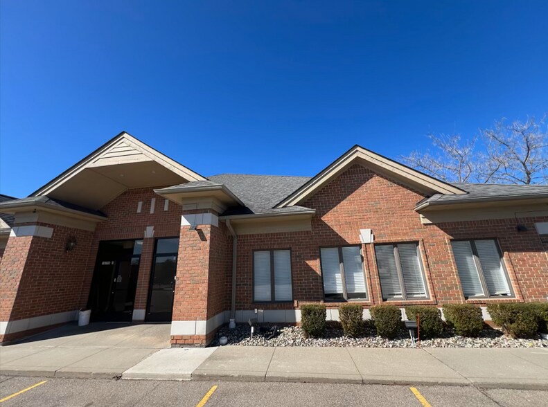 42450 Hayes Rd, Clinton Township, MI à vendre - Photo du bâtiment - Image 3 de 21