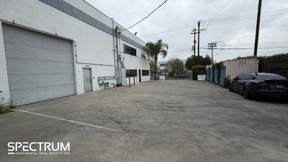 15911 Arminta St, Van Nuys, CA for lease - Building Photo - Image 2 of 24