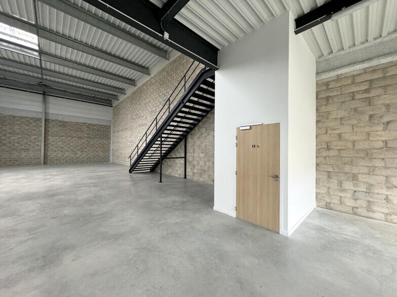 27 Avenue Du Gros Chene, Éragny for lease - Interior Photo - Image 3 of 16